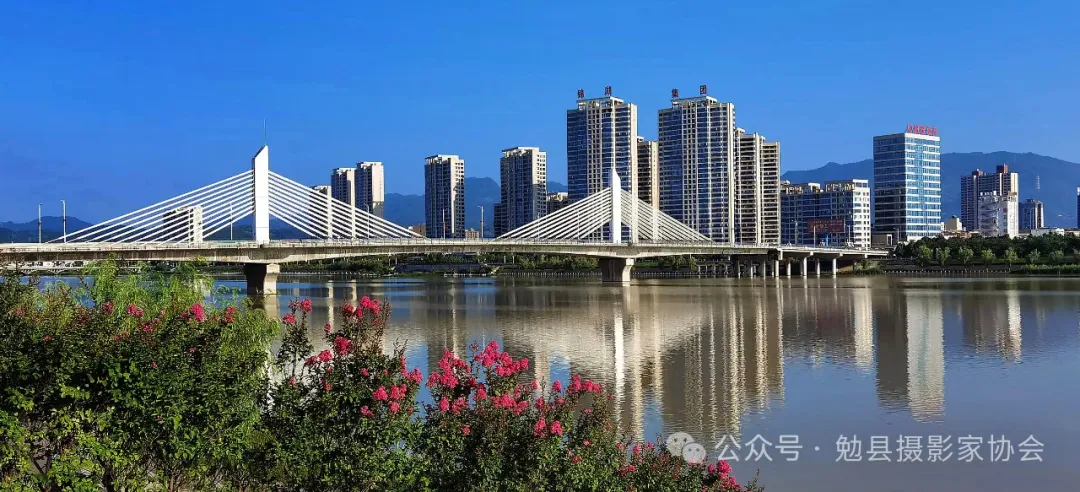  《汉江两岸好风光》 徐 鹏