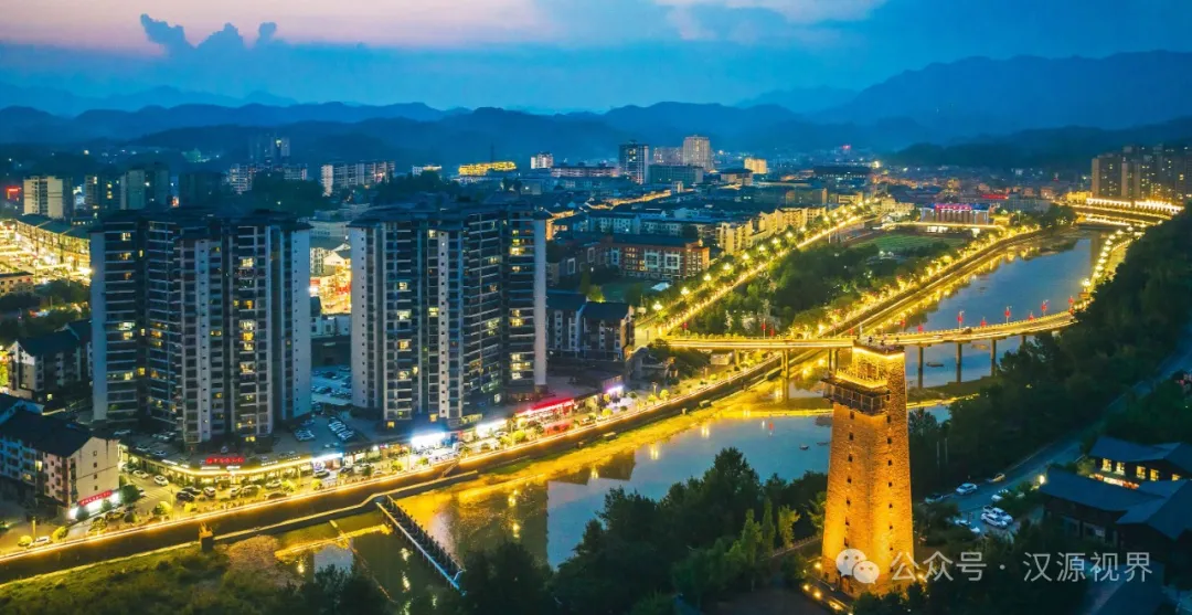 宁强县城体育场段沿河夜景。吕韶力 摄