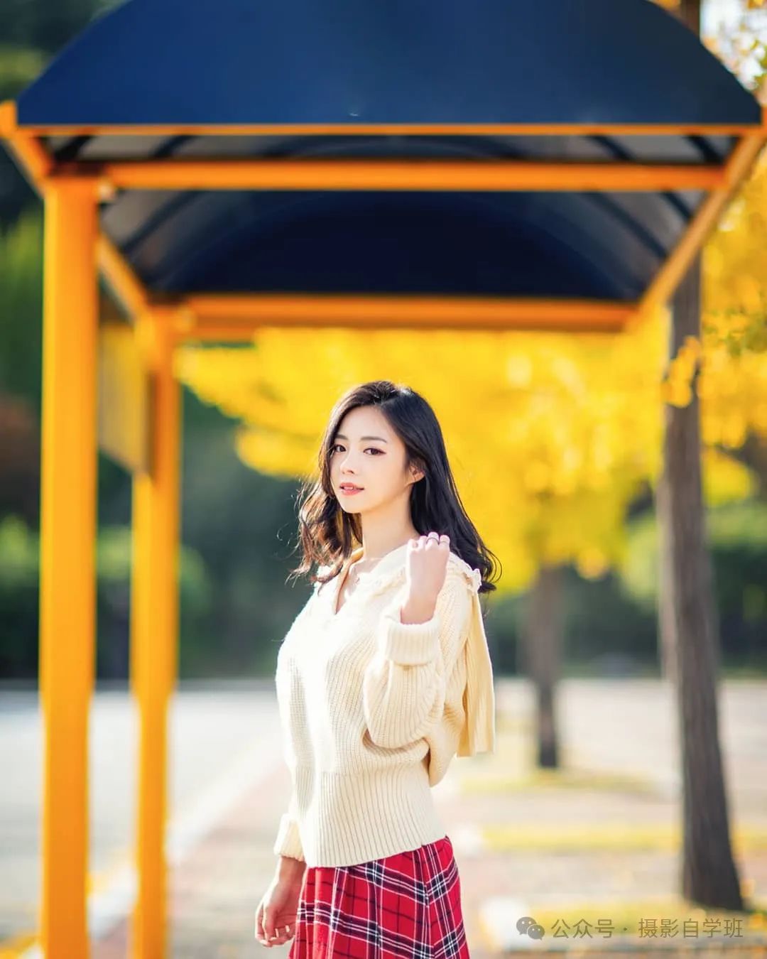 小亭子下的温暖挥手