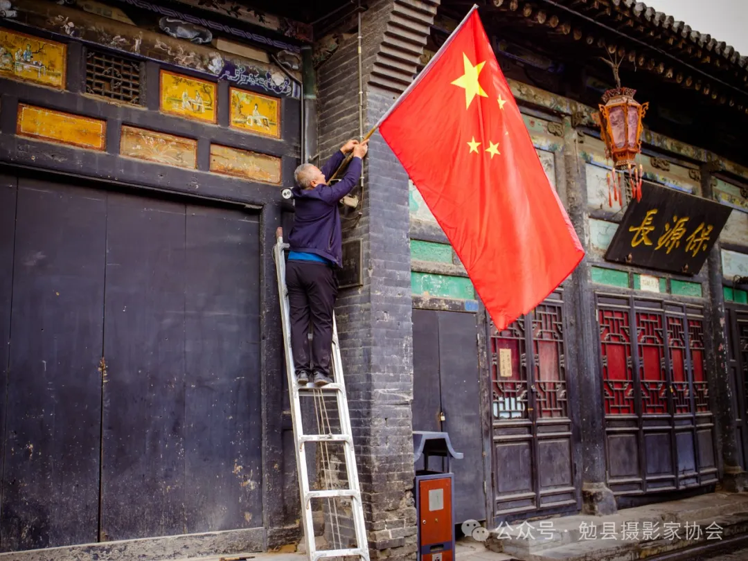 《喜迎国庆》 王 华