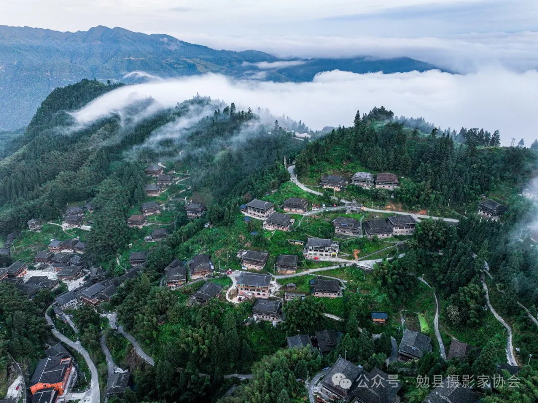 《高华瑶寨》 王化成