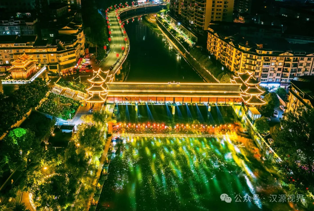 宁强县玉带河西门永惠桥段夜景。吕韶力 摄