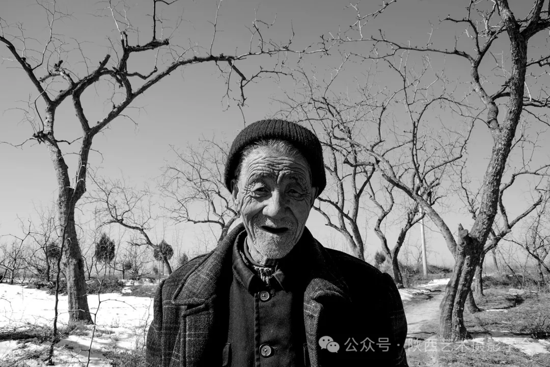 2010年2月19日，延川县李家千村，从枣树间穿过，脸上每道沟壑般的皱纹都是一段岁月的记忆。
