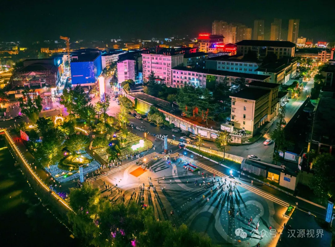 宁强县城人民广场夜景。吕韶力 摄