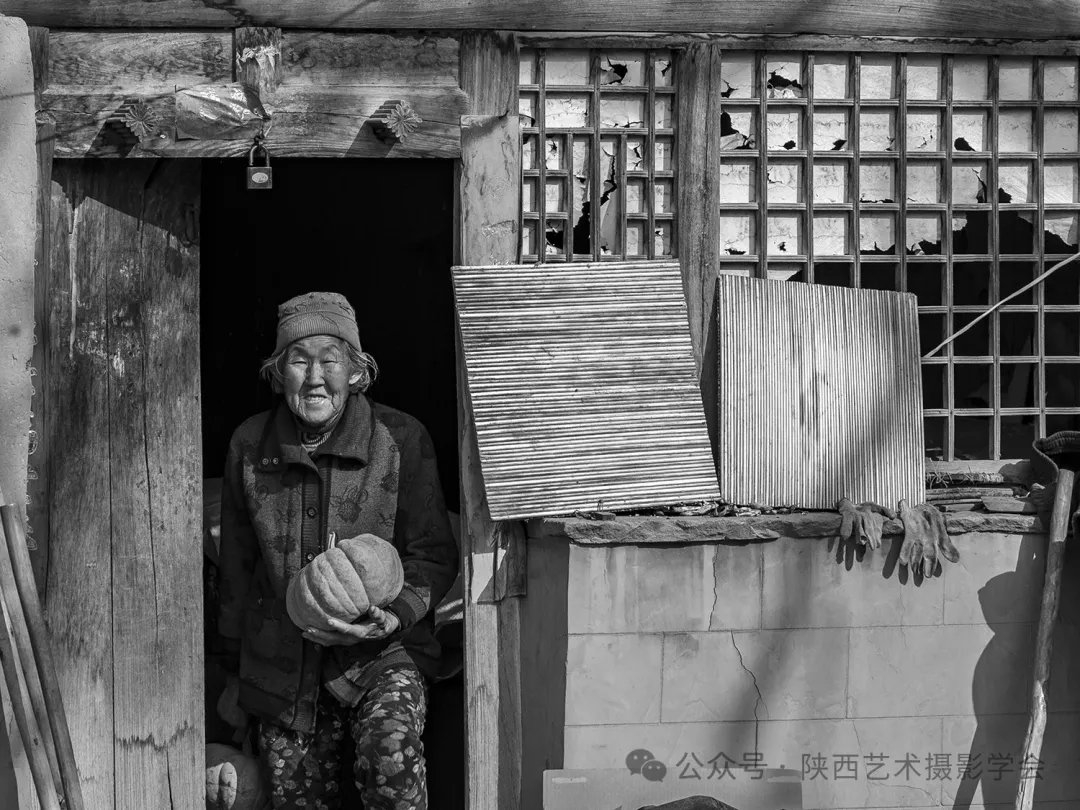  2021年10月24日，延川县干白家山，朴实的老人给来访的陌生人赠送自己种的大南瓜。
