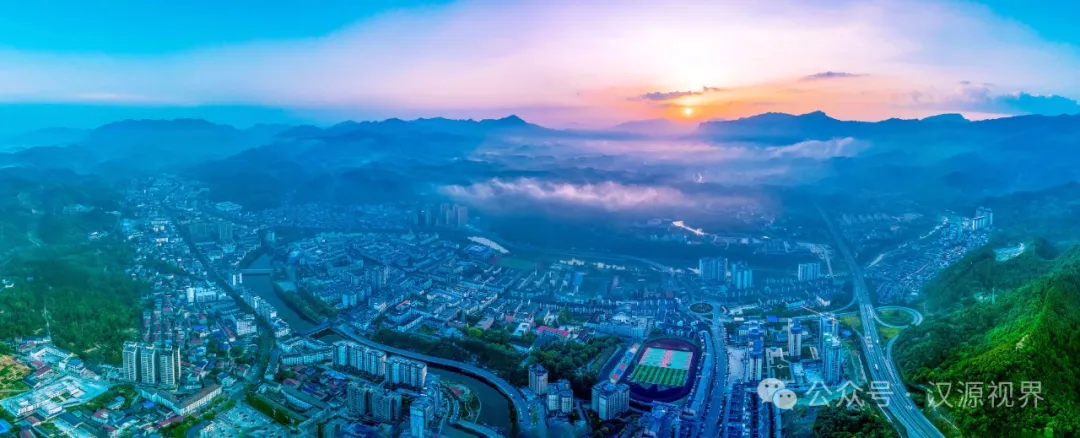 晨曦中的宁强县城。吕韶力 摄