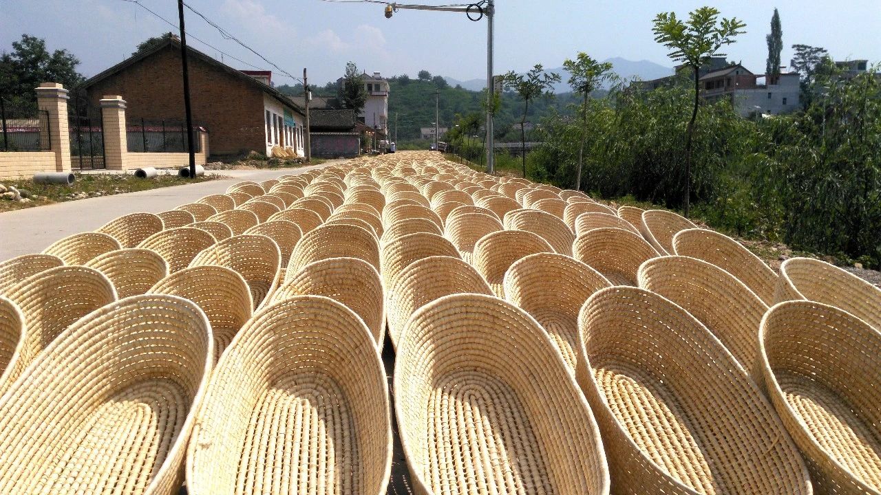 《保安草编助力增收》刘建国 摄